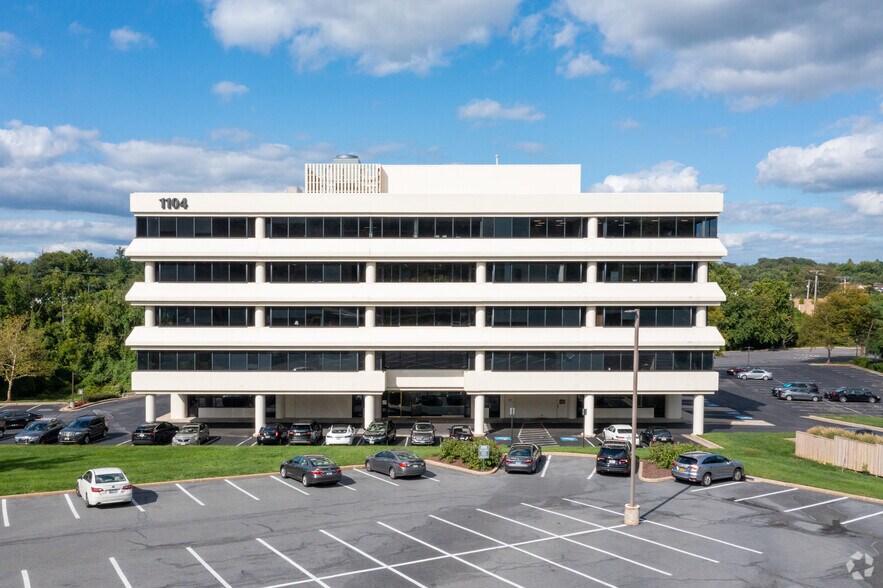 1104 Kenilworth Dr, Towson, MD à louer - Photo du bâtiment - Image 2 de 6