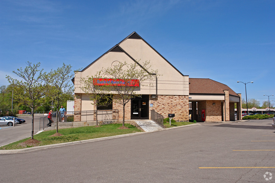 3635-3687 Highland Rd, Waterford, MI for lease - Building Photo - Image 2 of 2