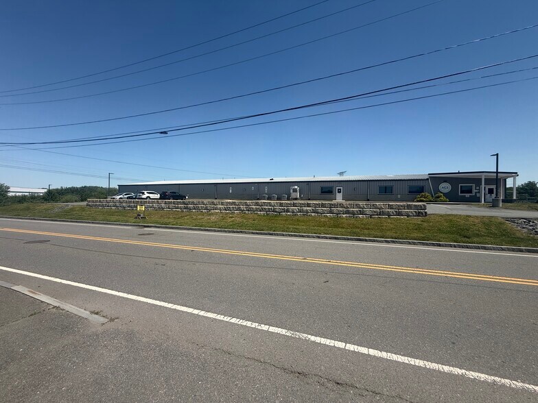 693 Elm St, Bridgewater, MA à vendre - Photo du bâtiment - Image 2 de 4