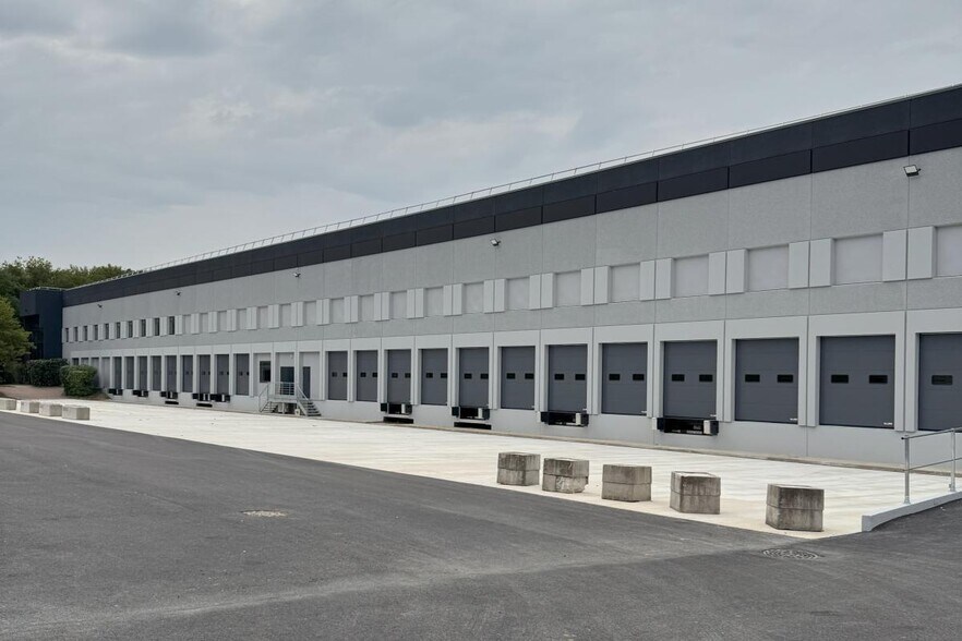 Industrial in Lisses for lease - Building Photo - Image 1 of 13
