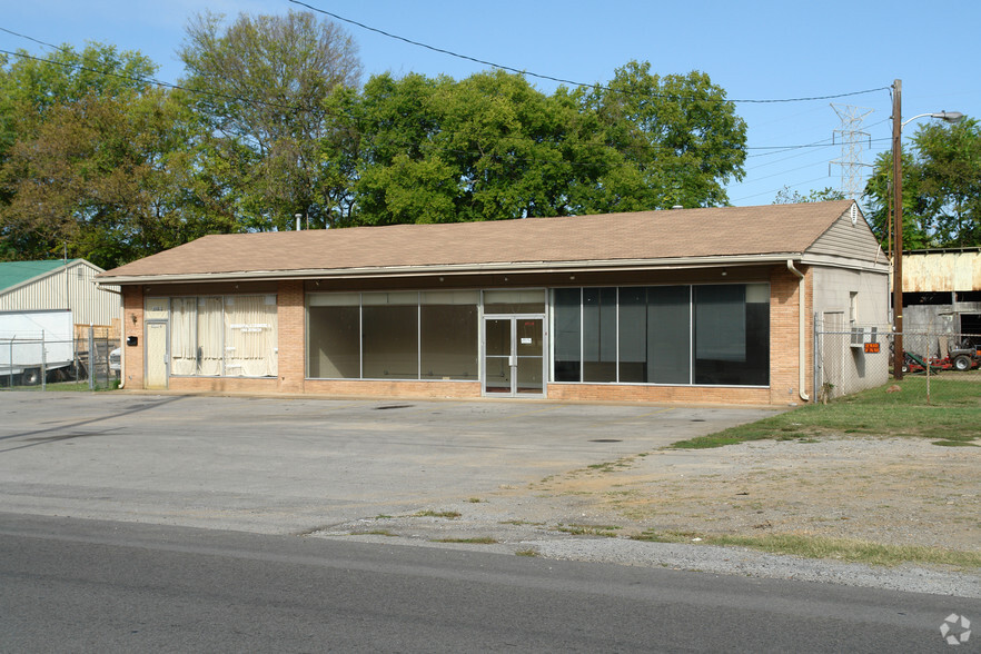 2711 Mccampbell Ave, Nashville, TN for lease - Building Photo - Image 2 of 4