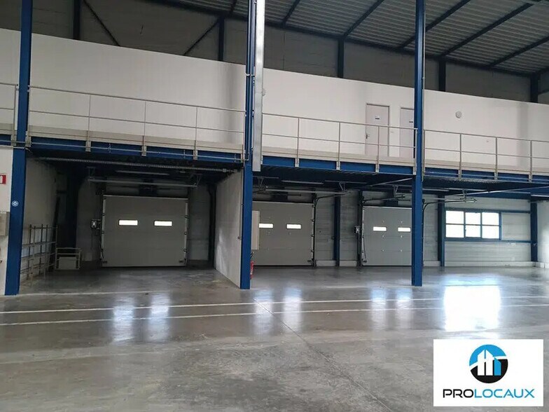 Industrial in Miribel for lease - Building Photo - Image 2 of 11