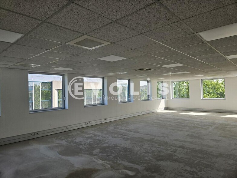 Office in Villebon Sur Yvette for lease - Interior Photo - Image 2 of 32