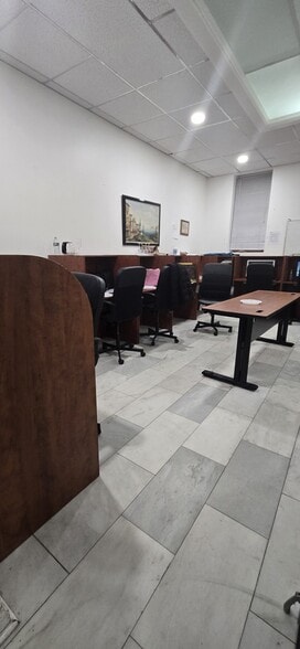 9215 Roosevelt Ave, Jackson Heights, NY à louer - Photo du bâtiment - Image 3 de 6