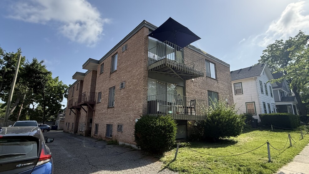 Lawrence Portfolio portfolio of 2 properties for sale on LoopNet.ca - Building Photo - Image 3 of 20