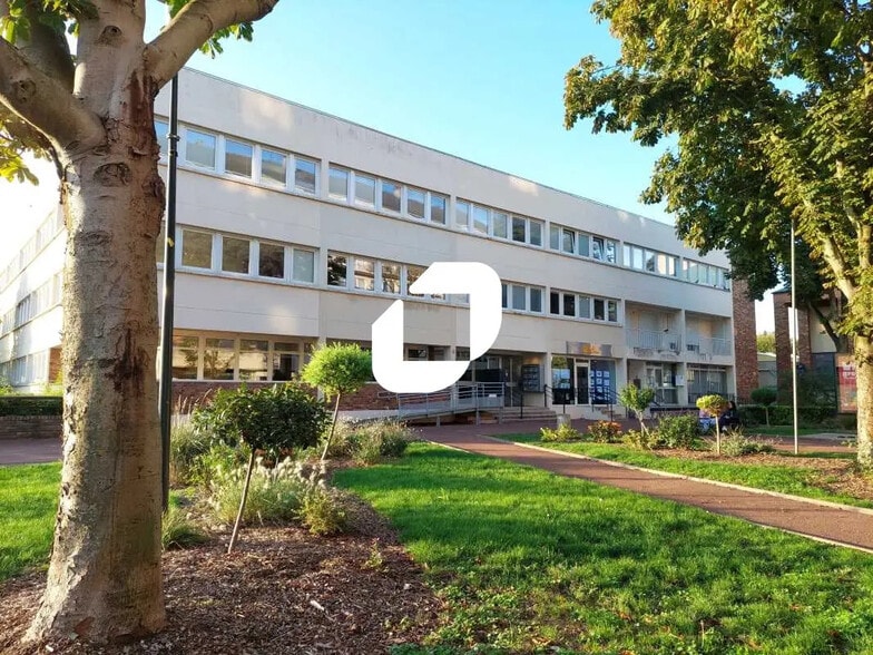 Office in Maurepas for lease - Building Photo - Image 2 of 7