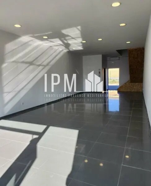 Retail in Peyrolles-en-Provence for lease Interior Photo- Image 1 of 8