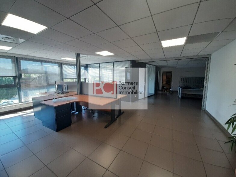 Office in Nîmes for lease - Interior Photo - Image 2 of 3