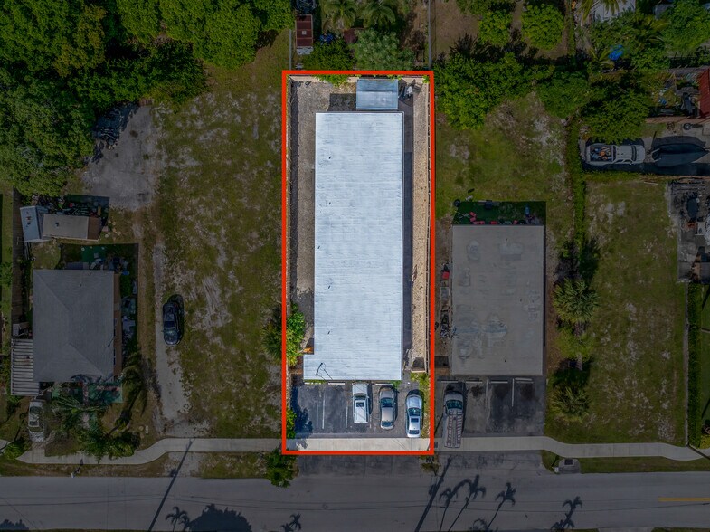 223 SW 5th Ct, Deerfield Beach, FL à vendre - Photo du bâtiment - Image 3 de 28