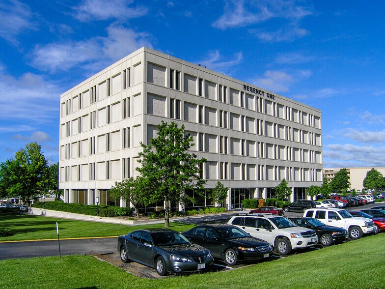 10050 Regency Cir, Omaha, NE à louer - Photo principale - Image 1 de 8