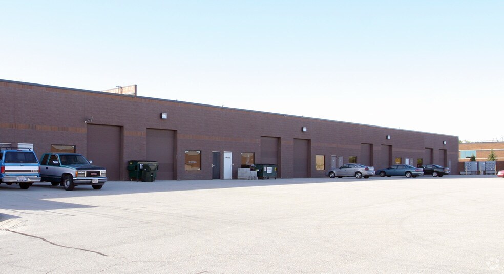 1020 James Dr, Hartland, WI à louer - Photo du bâtiment - Image 2 de 21