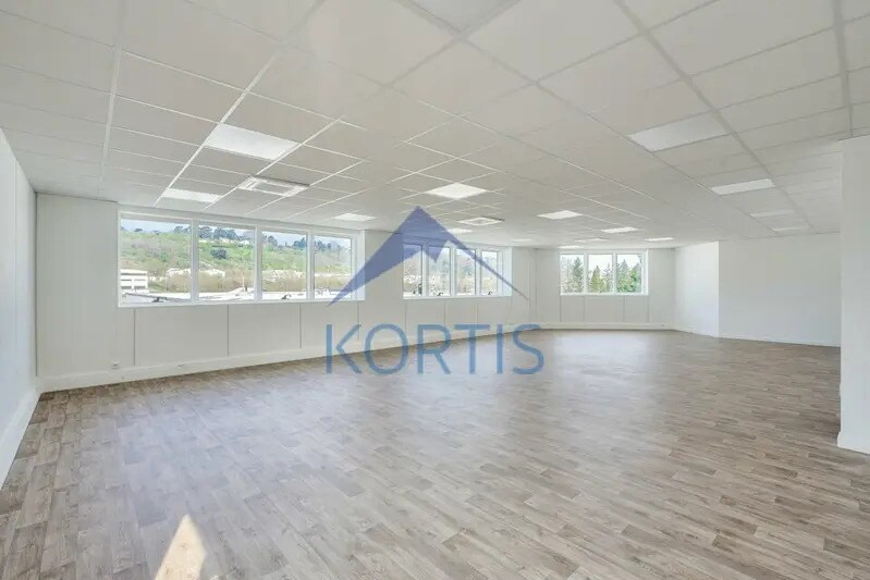 Office in Saint-Genis-Laval for lease - Interior Photo - Image 3 of 6