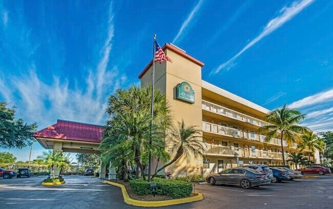 Plus de détails pour 5981 Okeechobee Blvd, West Palm Beach, FL - Services hôteliers à vendre