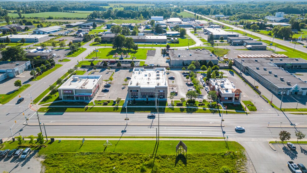 1960 Hyde Park Rd, London, ON à louer - Photo du bâtiment - Image 2 de 6