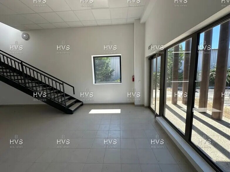 Flex in Venelles for lease - Interior Photo - Image 2 of 8