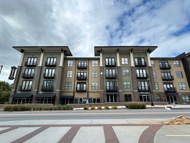 5300 Peachtree Rd, Chamblee, GA à louer - Photo du bâtiment - Image 2 de 12