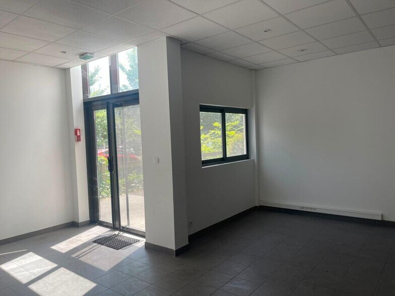 Industrial in Stains for lease - Building Photo - Image 3 of 10