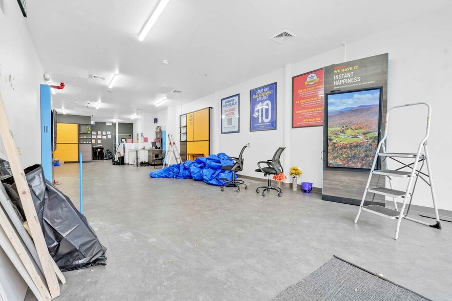 5652 Myrtle Ave, Ridgewood, NY à louer - Photo du bâtiment - Image 2 de 9