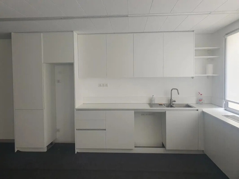 Office in Suresnes for sale - Building Photo - Image 2 of 7