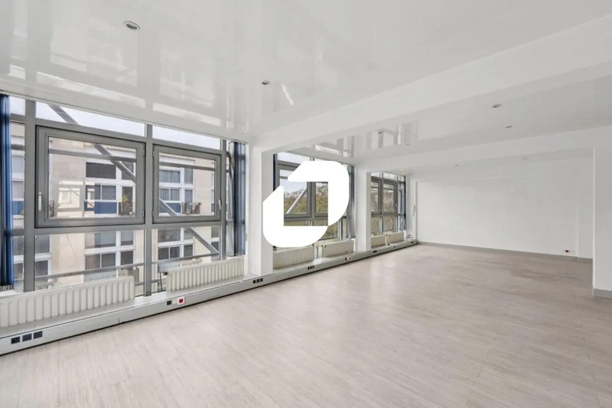 Office in Paris for sale Building Photo- Image 1 of 6