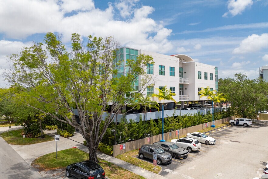 657 South Dr, Miami Springs, FL à louer - Photo du bâtiment - Image 2 de 27