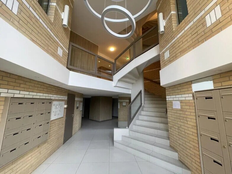 Office in Champs-sur-Marne for lease - Building Photo - Image 3 of 5