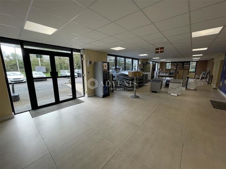 Industrial in Carbon-Blanc for lease - Lobby - Image 3 of 12