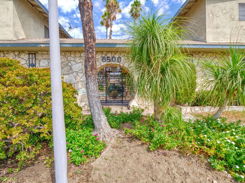8500 Sunland Blvd, Sun Valley, CA à vendre - Photo du bâtiment - Image 3 de 11
