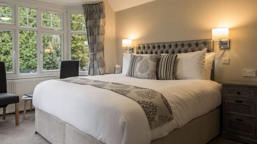 Charlwood Rd, Lowfield Heath for sale - Interior Photo - Image 3 of 4