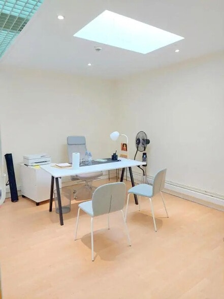 Office in Houilles for lease - Interior Photo - Image 2 of 5