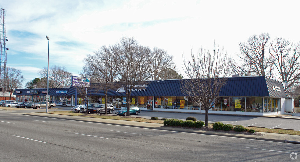 5005-5015 W Mercury Blvd, Newport News, VA à louer - Photo du bâtiment - Image 1 de 6