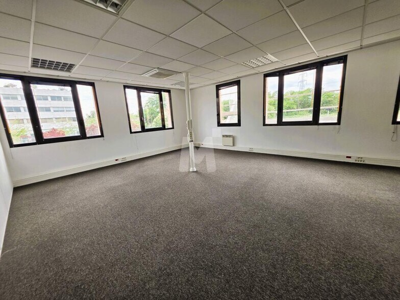 Bureau dans Évry-Courcouronnes à vendre - Photo du bâtiment - Image 3 de 11