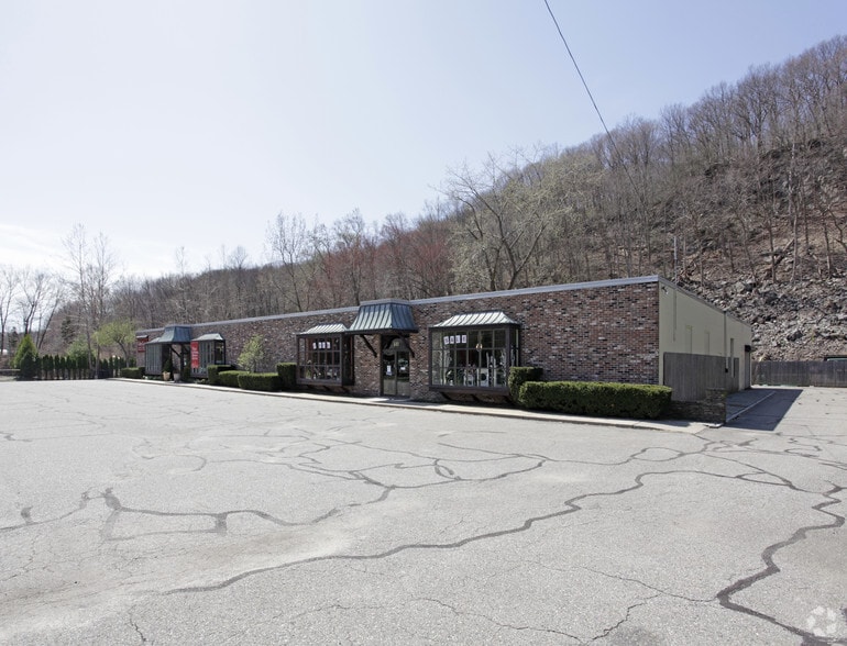 631-643 Danbury Rd, Wilton, CT for lease - Building Photo - Image 3 of 17