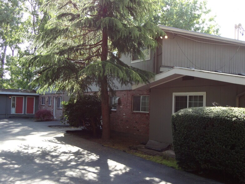 4540 SW Dogwood Ln, Portland, OR à vendre - Photo du bâtiment - Image 2 de 10