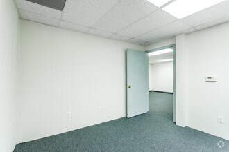 27620 Farmington Rd, Farmington, MI for lease Interior Photo- Image 2 of 2