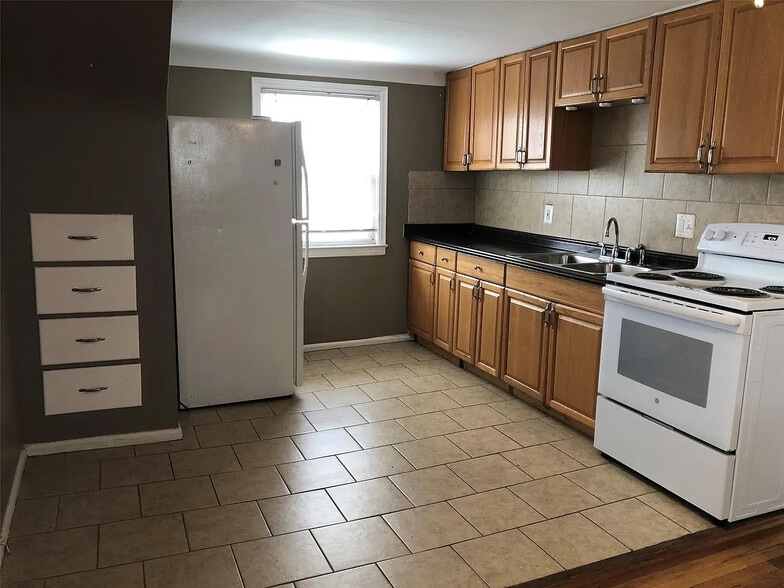 2961 Prynne St, Keego Harbor, MI for sale - Interior Photo - Image 3 of 18