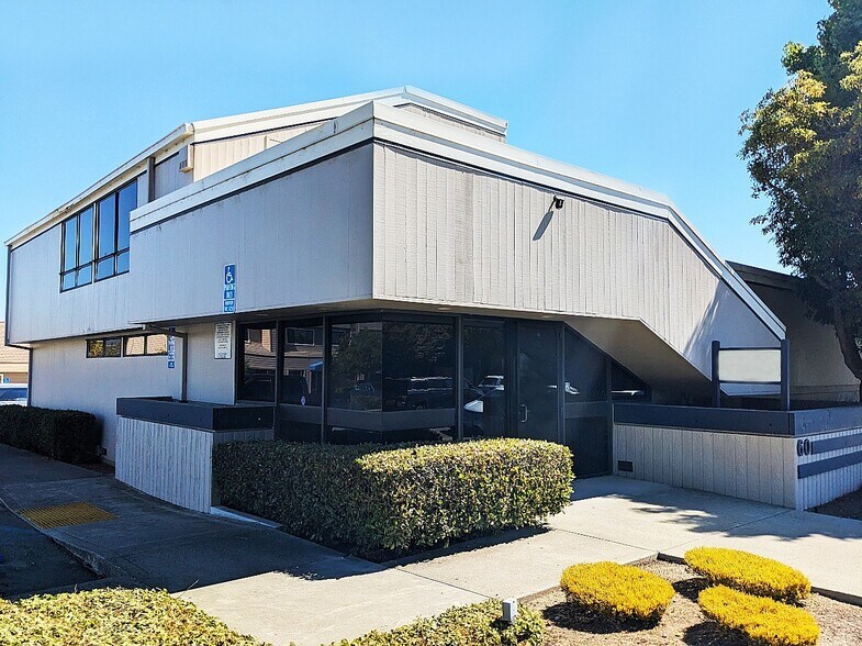 60 Penny Ln, Watsonville, CA à louer - Photo du bâtiment - Image 2 de 9
