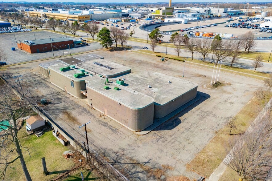 35555 Plymouth Rd, Livonia, MI for sale - Building Photo - Image 3 of 9