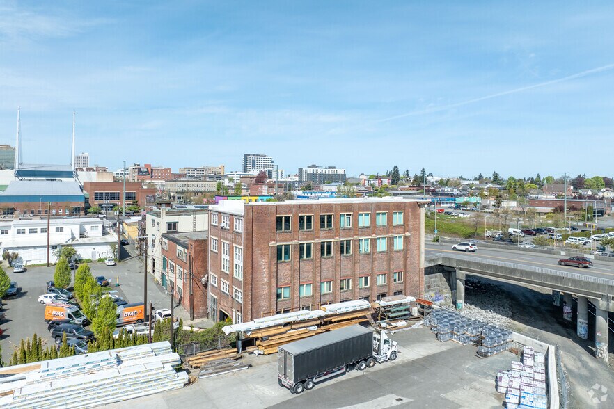 2210 Hewitt Ave, Everett, WA à louer - Photo du bâtiment - Image 3 de 5