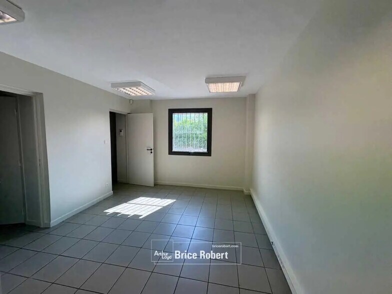 Office in Saint-Priest for lease - Interior Photo - Image 2 of 7