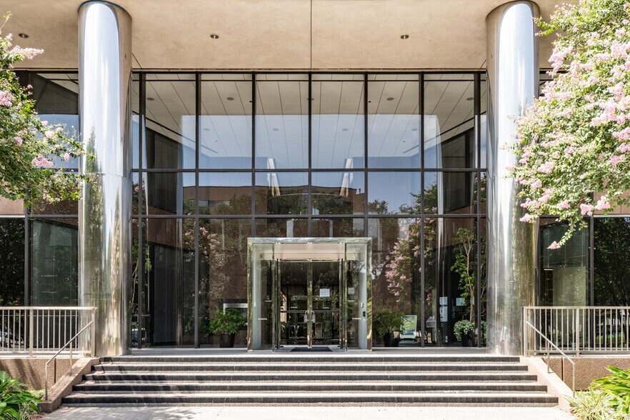 1701 Directors Blvd, Austin, TX à louer - Photo du bâtiment - Image 2 de 9