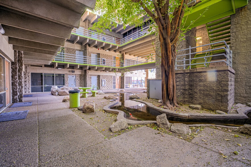 1616 E Indian School Rd, Phoenix, AZ for lease - Building Photo - Image 3 of 7