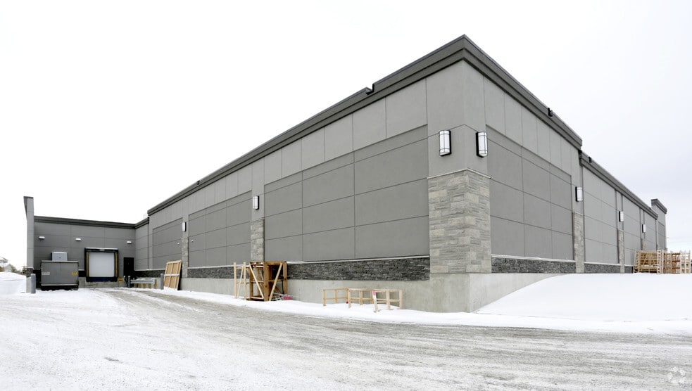 100 Rainbow Rd, Chestermere, AB à louer - Photo du bâtiment - Image 2 de 5