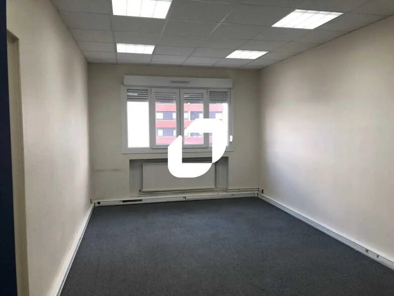 Office in Le Plessis-Bouchard for lease - Interior Photo - Image 2 of 10