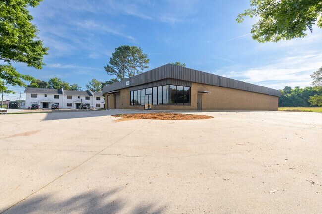 More details for 494 Richardson Rd SE, Calhoun, GA - Retail for Sale