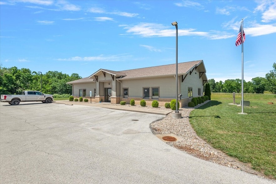 103 Centre Dr, Petersburg, IL à vendre - Photo du bâtiment - Image 1 de 21