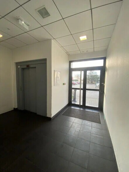 62 Avenue Du Progrès, Chassieu à louer - Hall d’entrée - Image 2 de 6