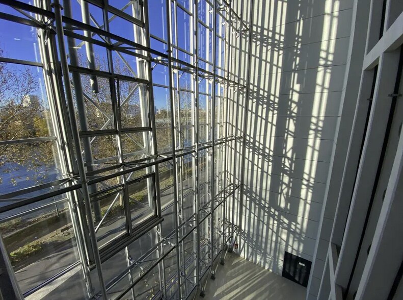Bureau dans Alfortville à louer - Hall d’entrée - Image 3 de 19