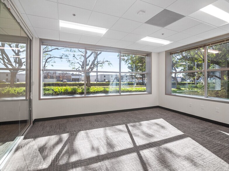5001 E La Palma Ave, Anaheim, CA à louer - Photo intérieure - Image 2 de 11