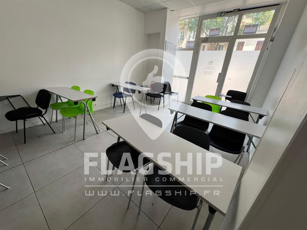 Retail in Charenton-le-Pont for lease Interior Photo- Image 1 of 7